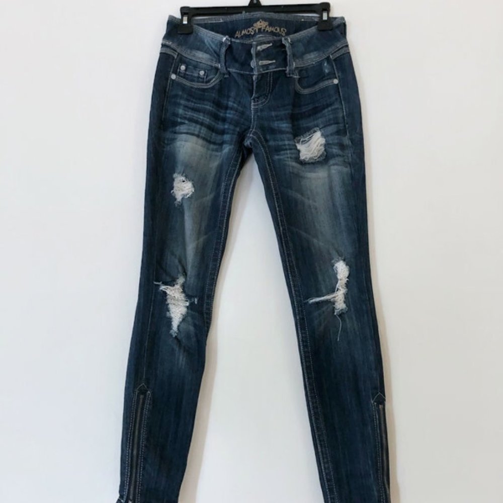 Skinny jeans with zippers on ankle